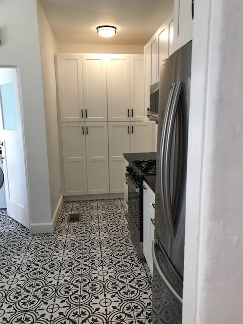 DR into Kitch vire-pantries - 916 S Orange Grove Ave