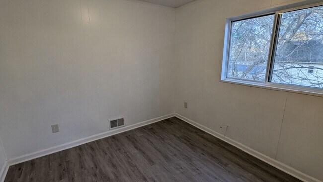 Building Photo - Charming 5-bedroom home located in the heart of Akron