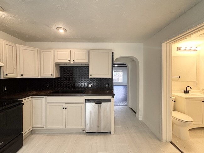 Building Photo - 1395 S 900 E