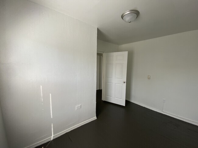 Building Photo - 714 W Clarke Ave