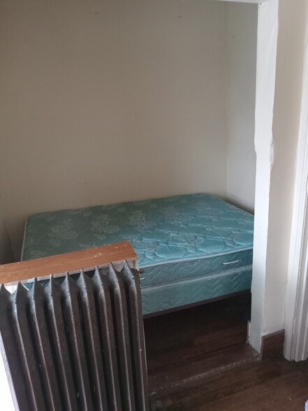 Apt 4 - upstairs middle BR - 523 E State St