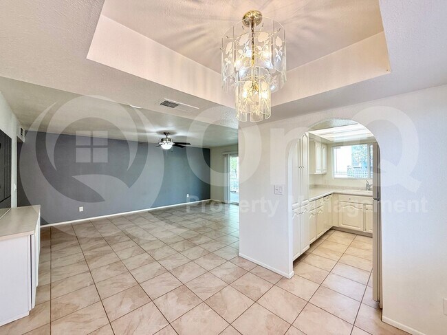 Building Photo - 5417 S Mitchell Dr