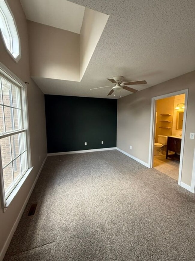 Building Photo - Worry free living, brick condo in Jonesborough!