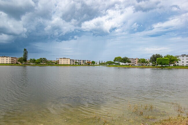 Building Photo - 2030 Ainslie Dr