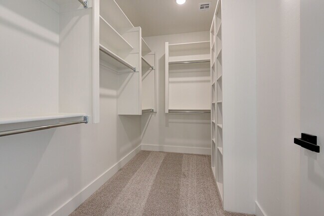 Building Photo - 2116 Josslyn Pl