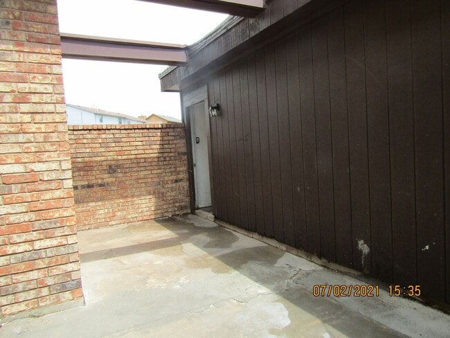 Building Photo - MACARTHUR AREA!! PETS NEGOTIABLE WITH OWNE...