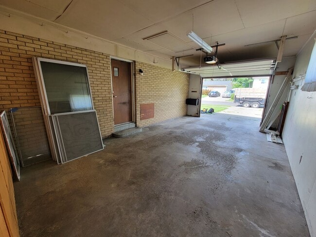Building Photo - 3 bed, 1 bath, Close to South Bend Airport