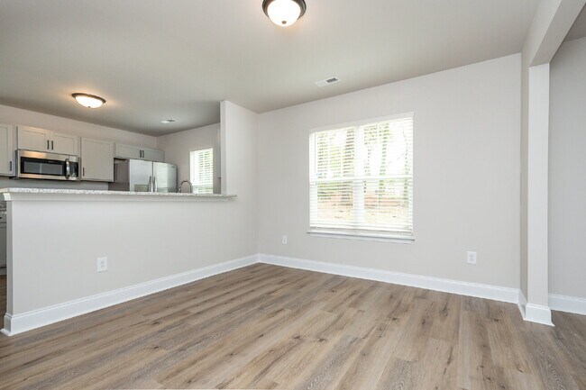 Building Photo - Elegant 2-Bedroom, 2.5-Bath Townhome Minutes from Downtown Greenville and walking distance to Swa...