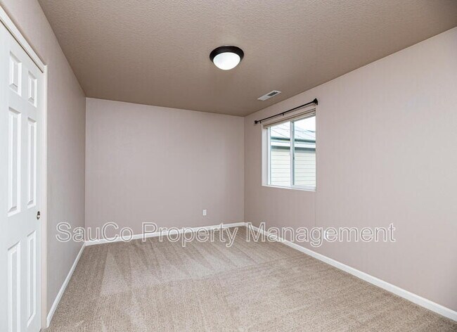 Building Photo - 3722 SE Oakleaf St