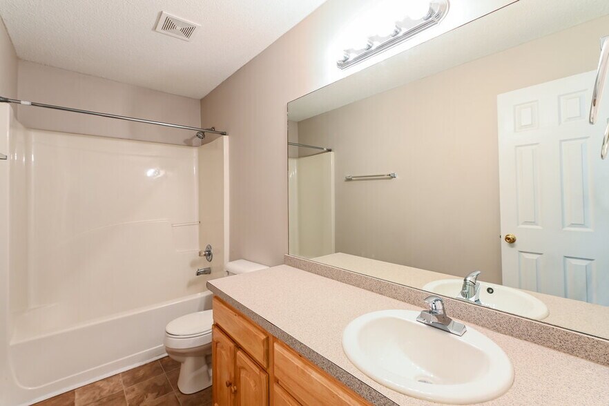 Building Photo - 335 Shadetree Ln