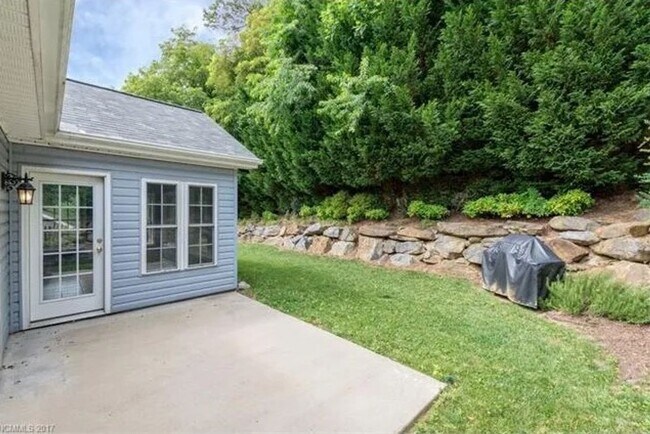 Building Photo - 7 Stonebridge Dr