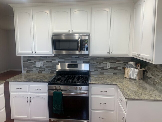 Building Photo - 3 BR 2 BA Available Now