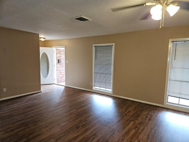 Building Photo - 2100 Colby Dr