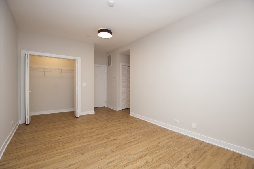 Building Photo - 661 W Wrightwood Ave