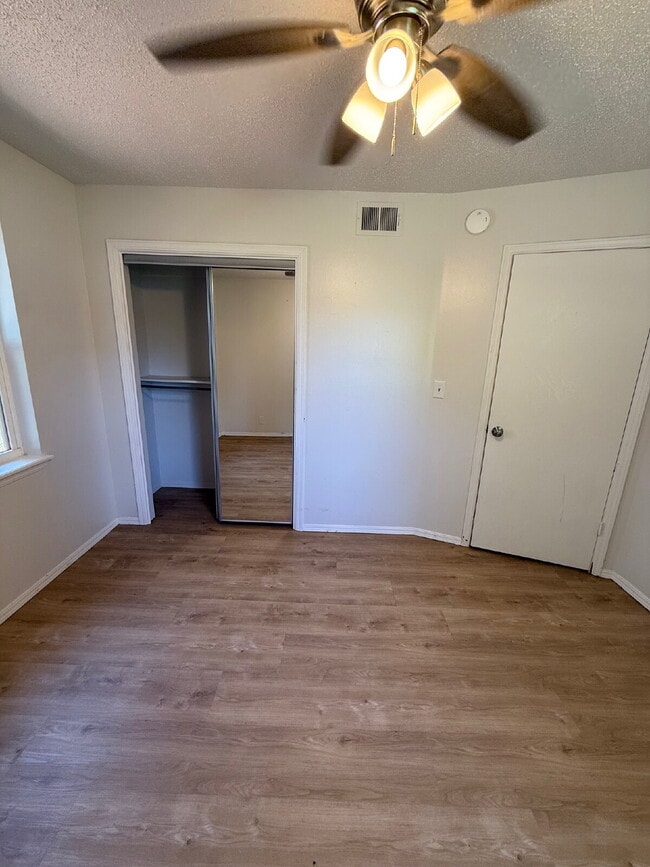 Building Photo - Inviting Mustang Gem with Spacious Kitchen...