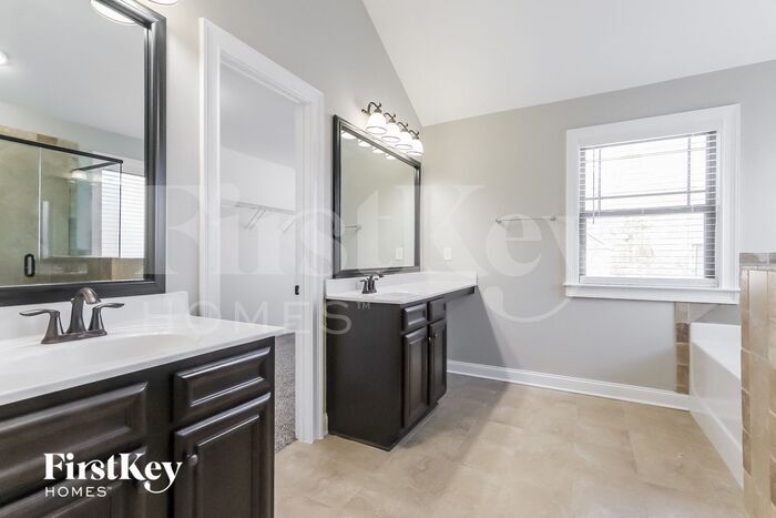 Building Photo - 659 Silver Oak Dr
