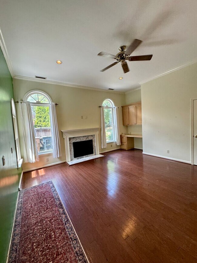 Building Photo - Idyllic Green Hills Home