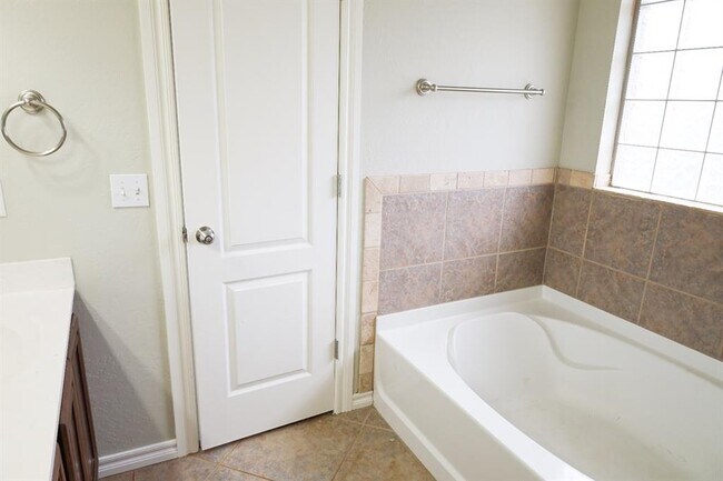 Building Photo - 2704 NE 129th St