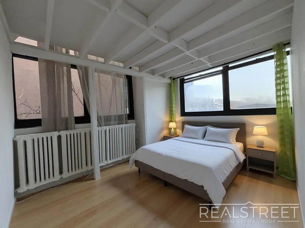 Building Photo - Hart St