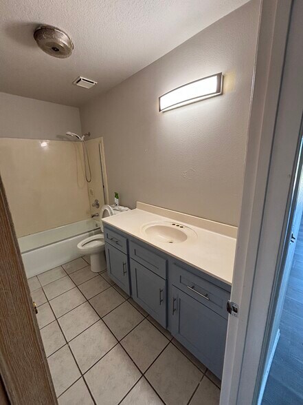 Building Photo - 27535 Lakeview Dr
