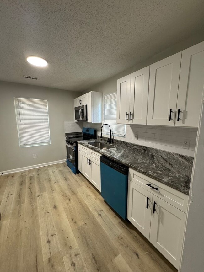 Building Photo - 3bed/2bath freshly renovated home!