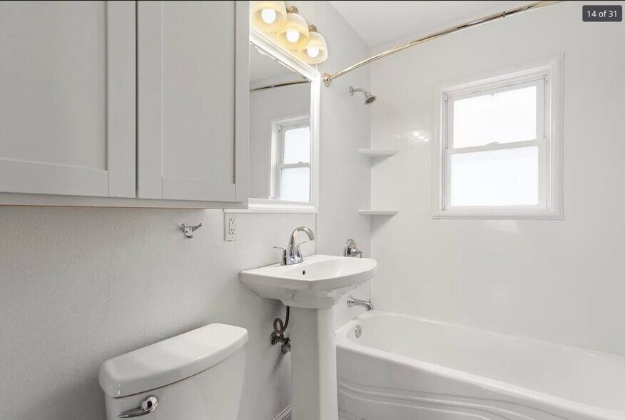 Full bath with tub. - 707 S Dickinson St