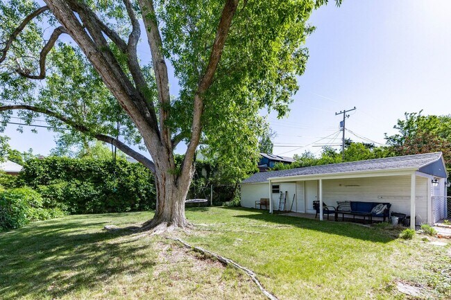 Building Photo - Beautifully Updated 3-Bedroom Home with Modern Upgrades & Spacious Backyard