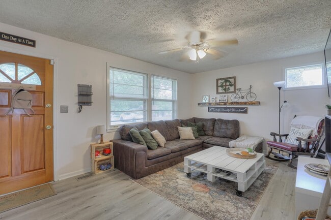 Building Photo - 307 Sunset Trail