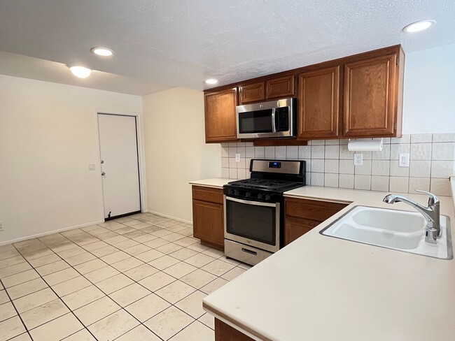 Building Photo - Spacious 3 bedroom, 2.5 bath duplex with private backyard for rent
