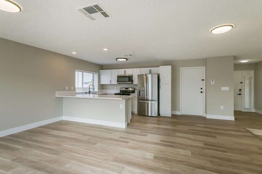 Building Photo - 832 Cherry Dr