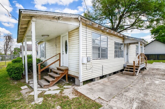 Building Photo - 941 Lucky St