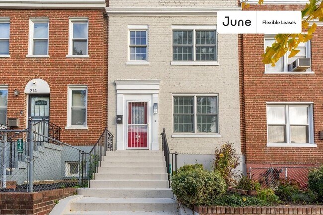 Building Photo - 216 Ascot Pl NE
