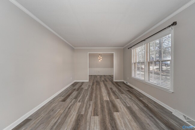 Building Photo - 625 Versailles Dr SE