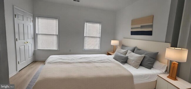 Building Photo - 422 Main St