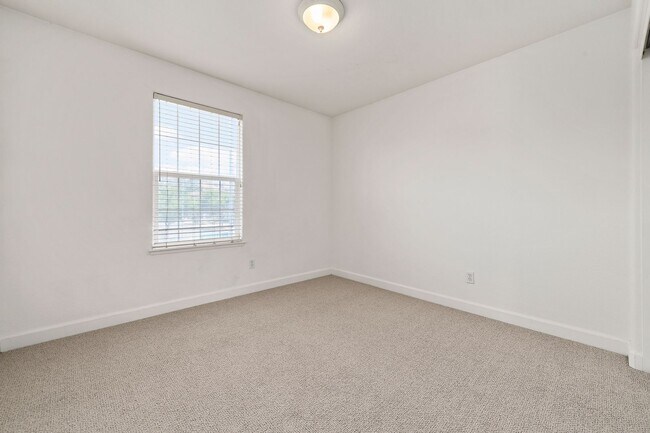 Building Photo - Spacious 3 Bedroom/2.5 Bath Home