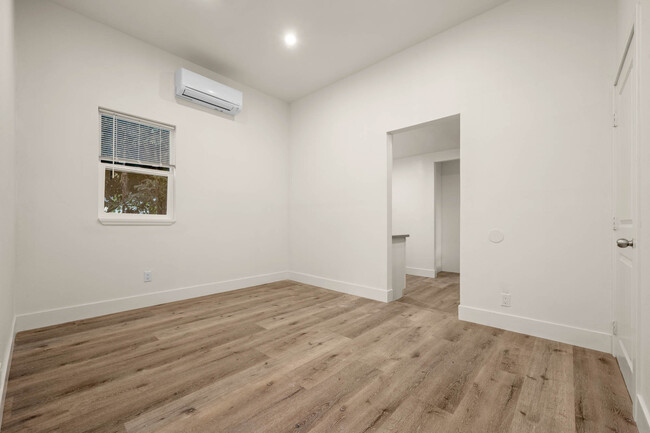 Building Photo - 1647 W 12th Pl