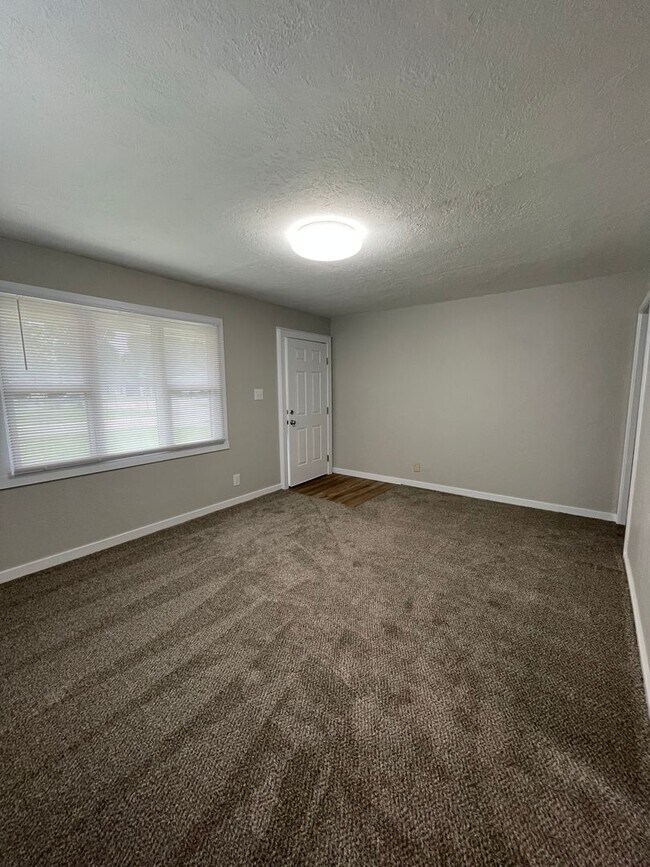 Building Photo - 2142 Ulen Ln