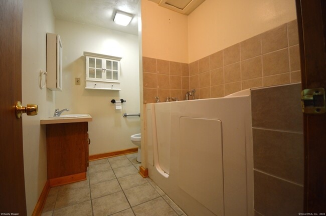 Building Photo - 246 Woodford Ave