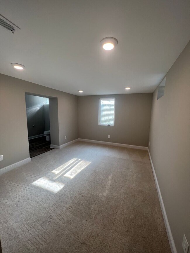 Building Photo - Renovated Spacious 4 Bedroom Home Available for Pre-Lease!