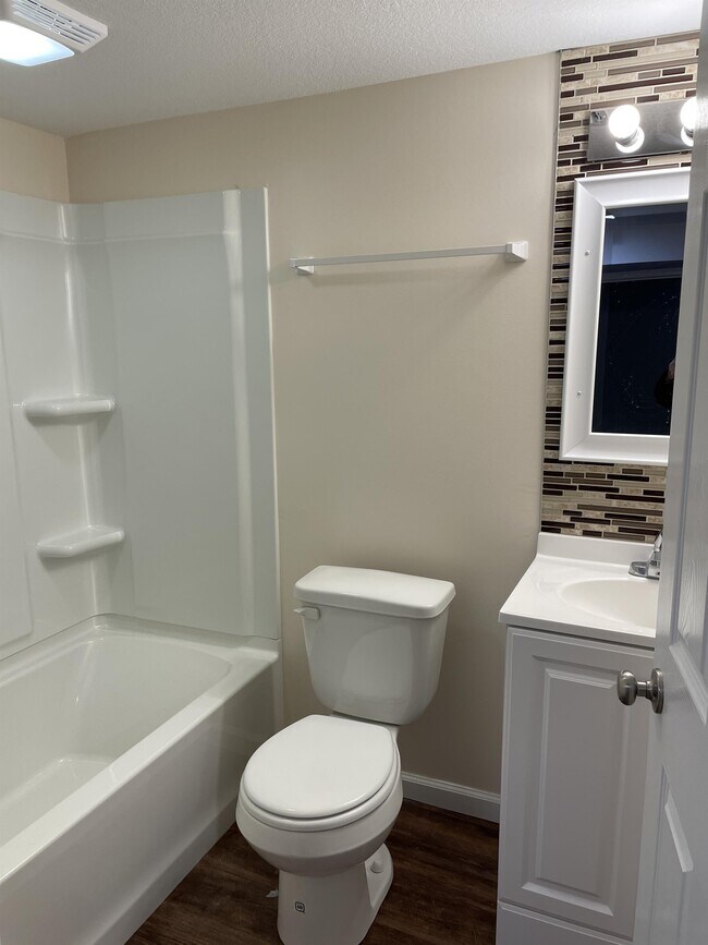 Building Photo - 300 W 5th St