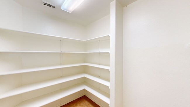 Building Photo - PRICE IMPROVEMENT IN WHITE ROCK $1,995!!!!
