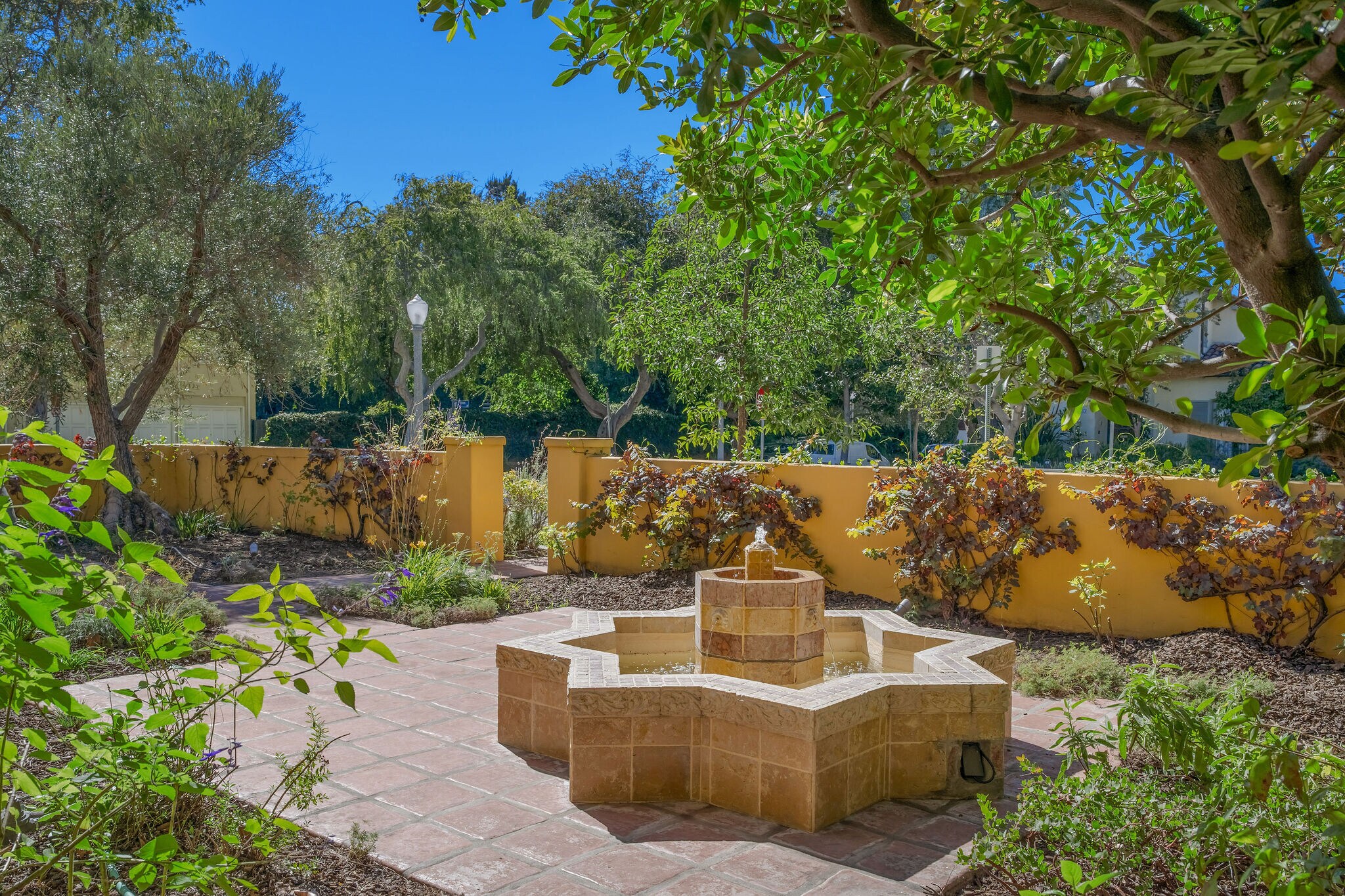 Building Photo - 500 N Las Palmas Ave