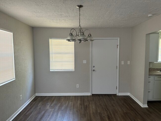 Building Photo - 8 Lanes End