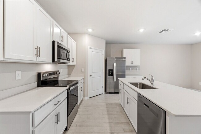 Building Photo - Spacious 4-Bedroom Gem with 2 Full Baths in Charming Punta Gorda Oasis!