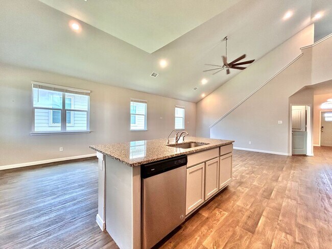 Building Photo - Bright and Spacious 4/BR 3/BA Home with Pr...