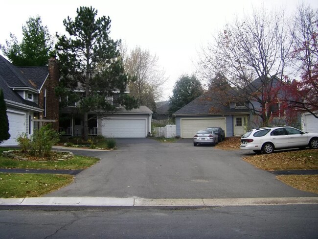 Building Photo - 8782 Hawthorne Dr