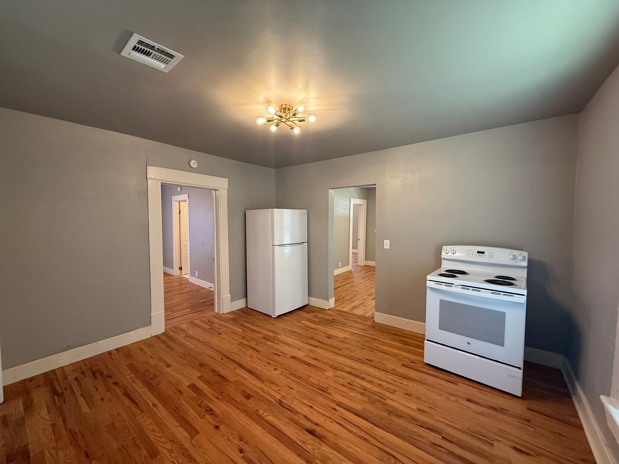 Building Photo - 706 S Saint Louis Ave