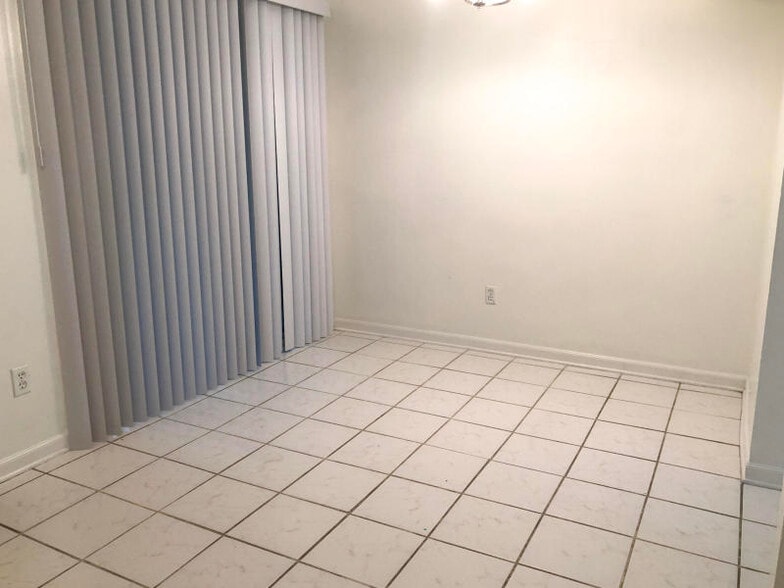 Dining area - 696 Tyner St