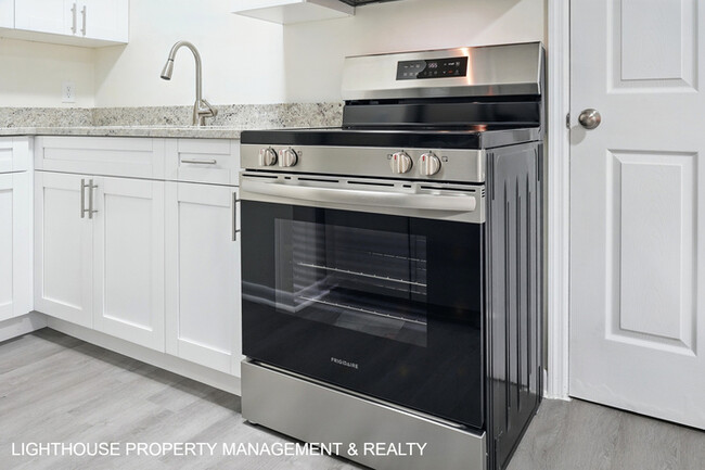 Building Photo - Fully Renovated 3 Bed/1 Bath Home with Att...