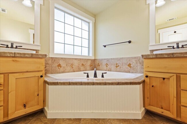 Building Photo - 3-Bedroom Craftsman-Style Home
